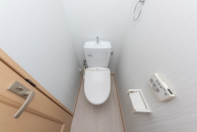 カバーなしでも便座はポカポカな温水洗浄便座付トイレ。汚れてもサッと一拭きで綺麗に！お掃除簡単で衛生的ですね。