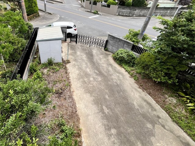 行田市長野5丁目　中古戸建　庭スペース（バルコニーからの見たお庭）　建物の南側には、お庭スぺースもございます。こちらにも1台、車を駐車できます。