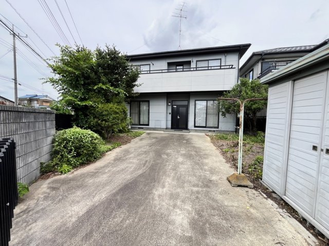 行田市長野5丁目　中古戸建　玄関までのアプローチ　※物置あり　※車1台、駐車可能