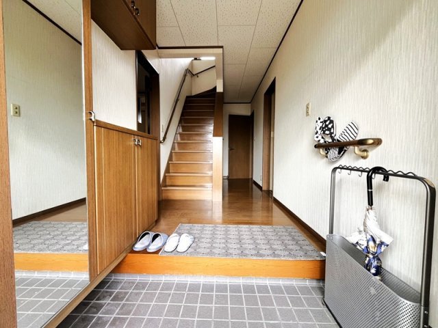 行田市長野5丁目　中古戸建　玄関　靴をたくさん収納できるシューズボックスが付き！姿見の大きな鏡も付いておりますので、外出の際には、身だしなみの確認ができます。