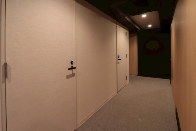 【各階ごみ置き場】各フロアごとに曜日や時間に関係なくゴミ出しできるゴミステーションを設置しています。