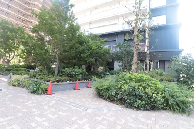 【ガーデン】北側公開空地の「彩葉の庭」