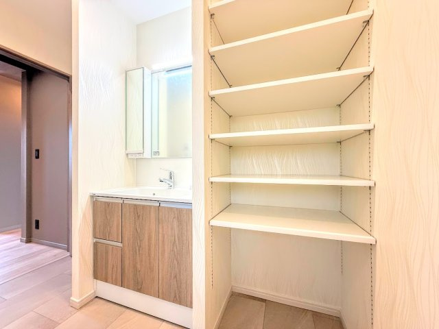 ◆毎日使う場所だから、機能的で使いやすさに配慮したパウダールーム。すっきりと使えるように収納も豊富にご用意しています。