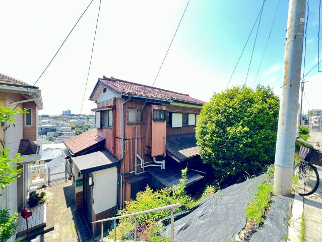 外観写真（2026年4月撮影）　徒歩圏内にドラッグストア・公園・小学校などがございます。　閑静な住宅街、南側ひな壇につき、住環境良好です。