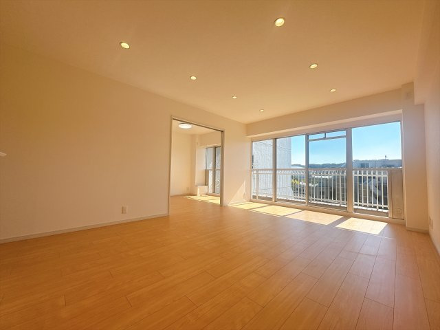 15.5帖のリビングは南向きで陽当たり良好です