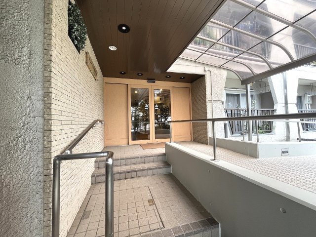 屋根付きで雨に濡れにくいエントランス入口です