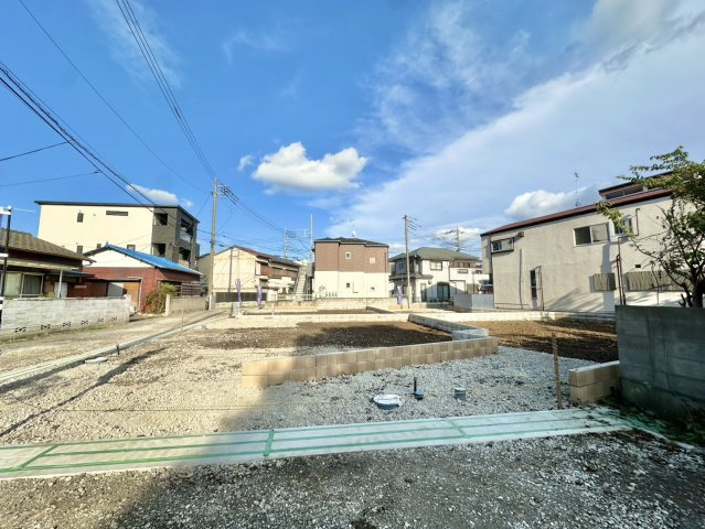 東武伊勢崎線の「独協大学前」駅徒歩約17分です。周辺施設も充実しており、学区の小中学校までどちらも500ｍ圏内です。是非現地ご覧ください♪