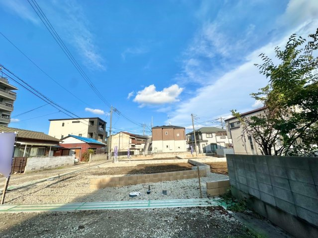 東武伊勢崎線の「独協大学前」駅徒歩約17分です。周辺施設も充実しており、学区の小中学校までどちらも500ｍ圏内です。是非現地ご覧ください♪