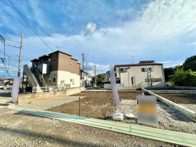 東武伊勢崎線の「独協大学前」駅徒歩約17分です。周辺施設も充実しており、学区の小中学校までどちらも500ｍ圏内です。是非現地ご覧ください♪