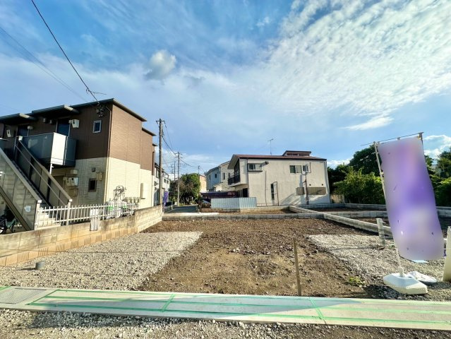 東武伊勢崎線の「独協大学前」駅徒歩約17分です。周辺施設も充実しており、学区の小中学校までどちらも500ｍ圏内です。是非現地ご覧ください♪