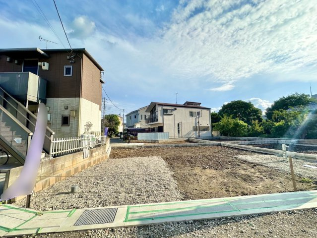 東武伊勢崎線の「独協大学前」駅徒歩約17分です。周辺施設も充実しており、学区の小中学校までどちらも500ｍ圏内です。是非現地ご覧ください♪