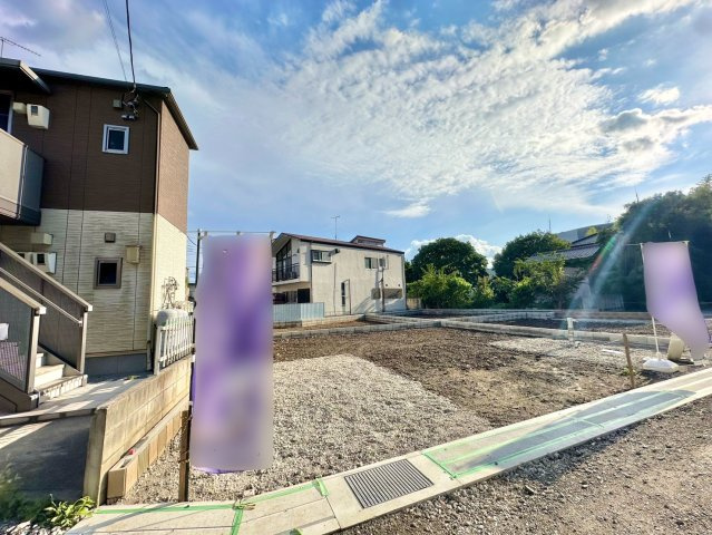 東武伊勢崎線の「独協大学前」駅徒歩約17分です。周辺施設も充実しており、学区の小中学校までどちらも500ｍ圏内です。是非現地ご覧ください♪