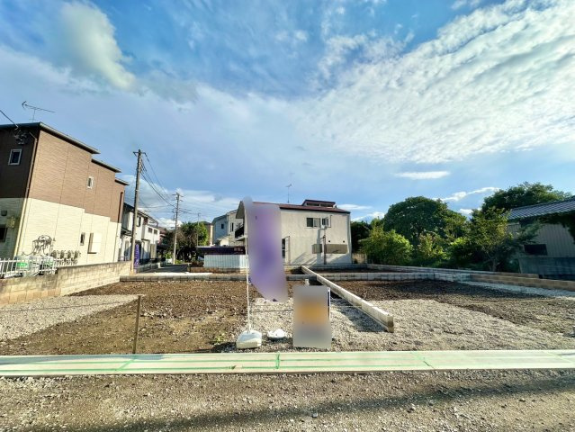 東武伊勢崎線の「独協大学前」駅徒歩約17分です。周辺施設も充実しており、学区の小中学校までどちらも500ｍ圏内です。是非現地ご覧ください♪