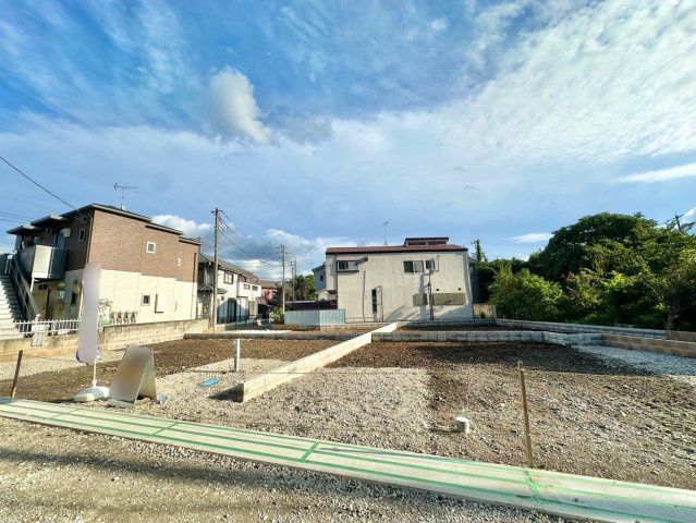 東武伊勢崎線の「独協大学前」駅徒歩約17分です。周辺施設も充実しており、学区の小中学校までどちらも500ｍ圏内です。是非現地ご覧ください♪