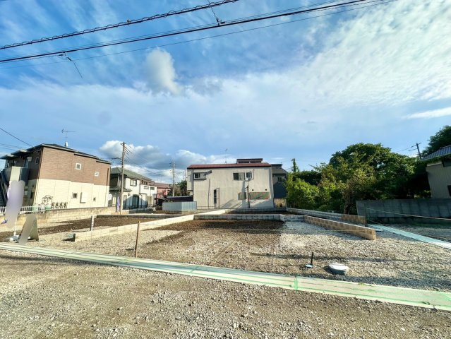 東武伊勢崎線の「独協大学前」駅徒歩約17分です。周辺施設も充実しており、学区の小中学校までどちらも500ｍ圏内です。是非現地ご覧ください♪