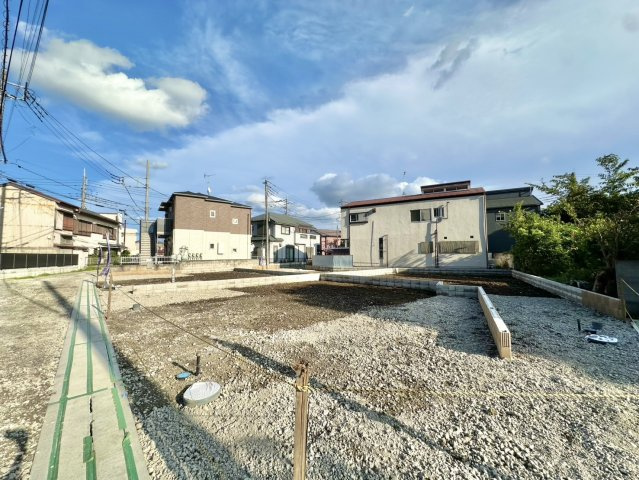 東武伊勢崎線の「独協大学前」駅徒歩約17分です。周辺施設も充実しており、学区の小中学校までどちらも500ｍ圏内です。是非現地ご覧ください♪