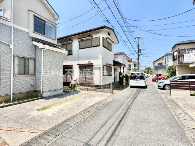 前面道路は閑静な住宅地をはしる車通りの少ない道路。お車の出し入れが苦手なママや小さなお子様にも安心　