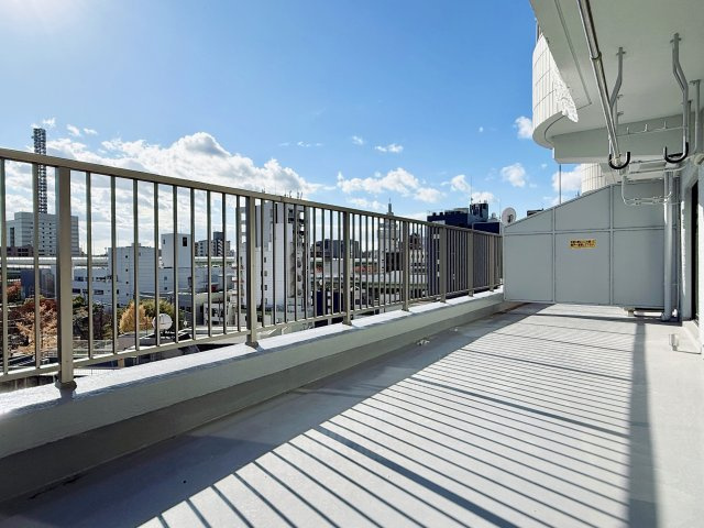 南向きでとても広いバルコニーです♪