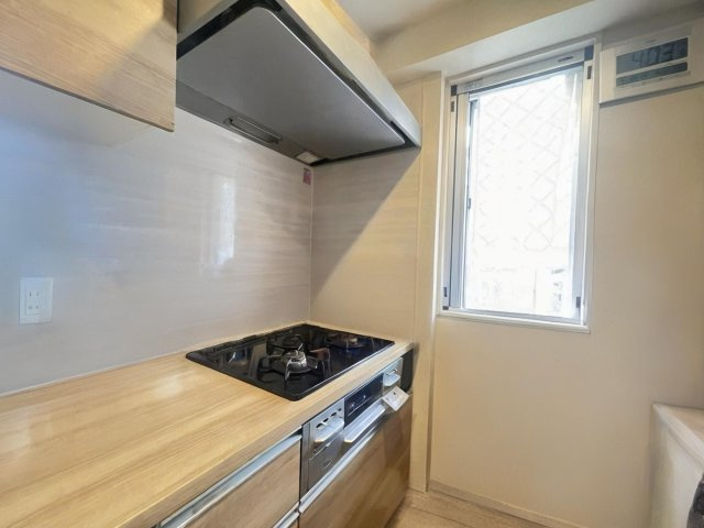 キッチンはビルトインガスコンロで、スタイリッシュな印象のキッチンになります。　本画像は入居者様の家具をCGで消した画像であり、現況と異なる可能性がございます。