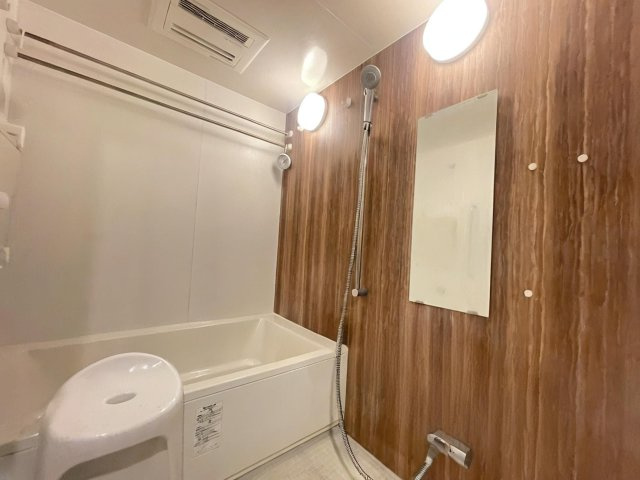 お風呂場一部面は木目調の為、視覚的に癒されるお風呂場となります。　本画像は入居者様の家具をCGで消した画像であり、現況と異なる可能性がございます。