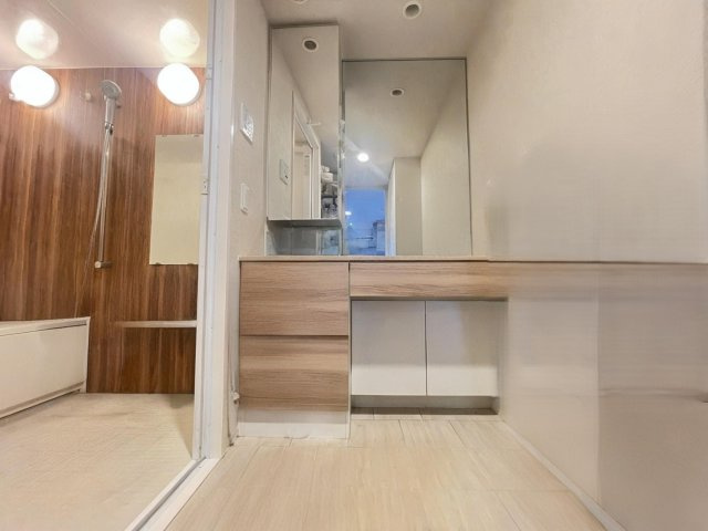 気配りの聞いたドレッサー？採用で、日々に便利な洗面台になります。　本画像は入居者様の家具をCGで消した画像であり、現況と異なる可能性がございます。
