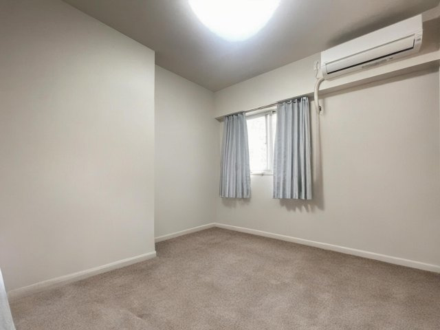 洋室は白を基調としており、広く感じる、かつ清潔感があります。　本画像は入居者様の家具をCGで消した画像であり、現況と異なる可能性がございます。