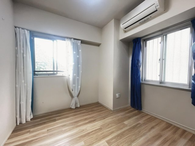 2面で採光のとれる洋室になります。　本画像は入居者様の家具をCGで消した画像であり、現況と異なる可能性がございます。