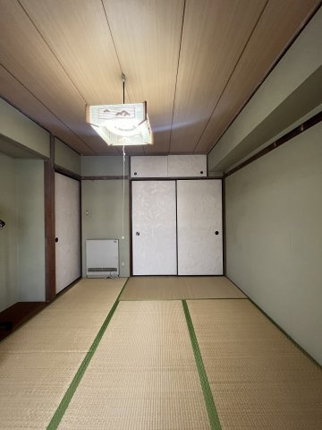 北側の6帖和室、押入収納あり