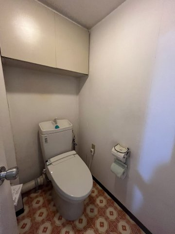トイレ上部に収納あり