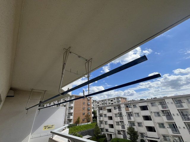 バルコニーに物干しあり