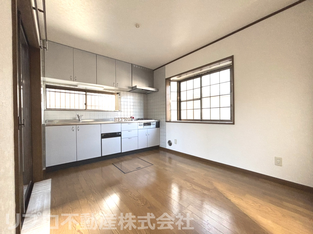 リビングにつながるダイニングは、三面の窓で明るく風通し良好！床下収納も完備、日用品や食材の保管に！