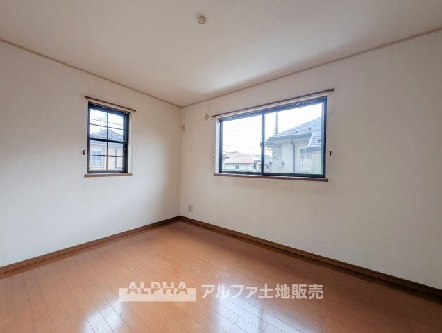 【Private　Room】◆2面採光の洋室◆　2階には約7.5帖・約6.1帖・約6帖の洋室を配置。全室2面採光で、寝室や子ども部屋にも使いやすい空間です。