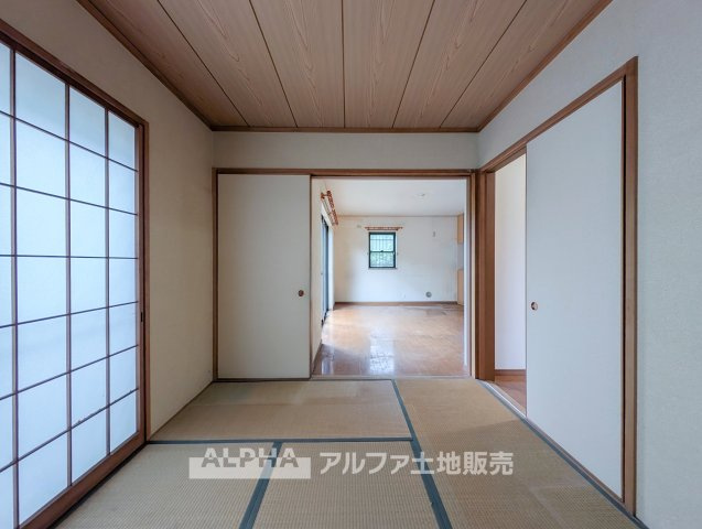 【Japanese　Room】◆LDKに隣接する約6帖和室◆　畳でくつろげる約6帖の和室。リビングに隣接し、家族の休憩スペースや寝室など幅広く活用できます。