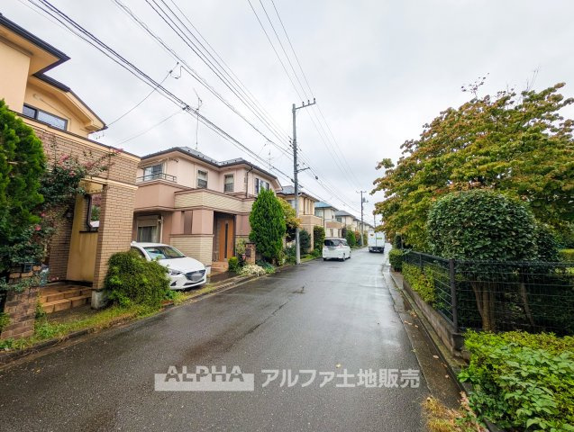 【Comfortable　Home】◆駐車スペース2台分◆　東側約6m公道に面した4LDK。駐車スペースは縦列2台分を確保し、車を利用するご家庭にも便利です。