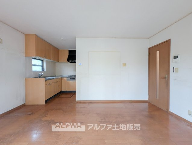 【Comfort　Living】◆暮らしの中心となるLDK◆　キッチンからリビング・ダイニングへつながる間取り。家族の気配を身近に感じながら過ごせます。