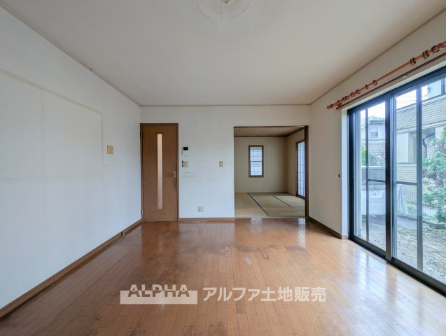 【Bright　Living】◆2面から光を取り込む空間◆　窓を複数設けたLDKは、自然光と風を取り込みやすい設計。家族で気持ちよく過ごせる空間です。