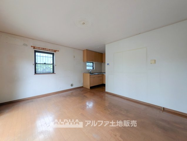【Family　Living】◆家族が集まるLDK◆　約12帖のLDKは和室と隣接。食事や団らんなど、家族の日常を心地よく過ごせる空間です。