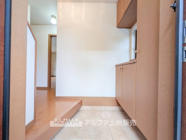 【Welcome　Home】◆収納を備えた玄関◆　玄関には収納スペースを確保。靴や外出用品を整理しやすく、住まいの入口をすっきり保てます。