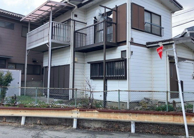 土地の面積＝住宅面積ではありません。建ぺい率の問題などで、土地のある場所によって住宅を建てられる面積は限られています。高さもしかり、「土地」という言葉の中には、建築条件も含まれると考えておきましょう。