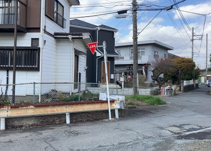 家を建てる場合、方位は要チェックです。現実的に日当たりのよい家ならばリビングは南側、建築基準法でも北側に当たる家への配慮は求められています。土地を見学に行く際は、方位磁針を持って行くようにしましょう。