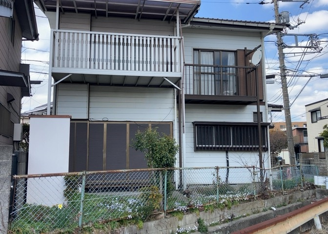 土地の前の道路に消火栓が設置されていることがあります。この場合、道路交通法第45条第1項により、駐車禁止の場所が指定されています。そのため、車庫などの駐車スペースをつくることができない場合があります。