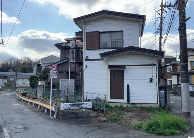 現地に行くなら、物件の周囲の地形がどうなっているかを見ることも大切です。周辺より低くなっている土地では、大雨などで水が集まりやすいため、地盤が弱くなっているということも考えられるため、注意が必要です。