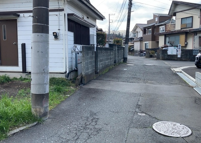 土地購入を検討されている場合、境界杭がない状態で購入してしまうと境界確定測量をする必要があり、費用がかかります。購入の前に、売主、隣土地所有者立ち合いのもと境界を確定し境界杭を設置するのがベストです。