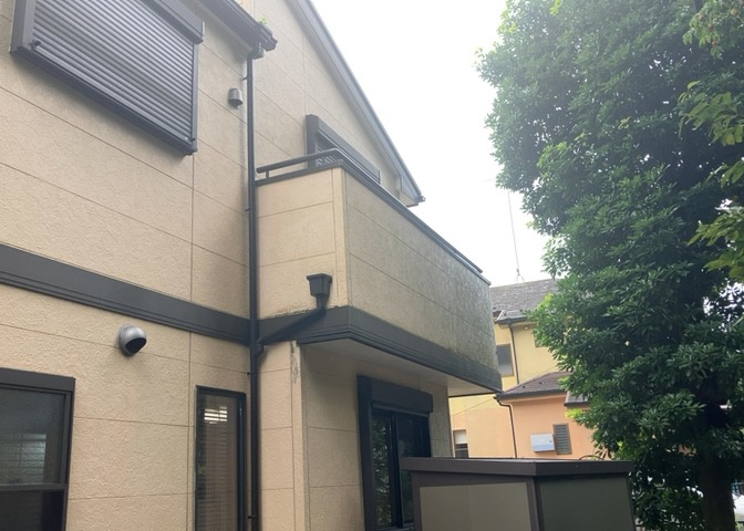 バルコニーは、室外の専用スペースのうち、「屋根がなく開放された空間」であるものを指します。ベランダより広いタイプのものが多く、日当たりもよいため家庭菜園などを楽しみたい人にとって適した環境となります。