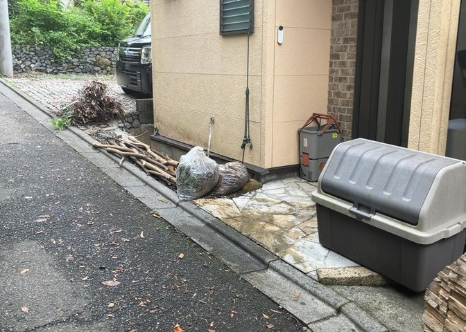 玄関ポーチにおいて最も重視すべきと言っても良いのが広さです。適切な広さの玄関ポーチでないと外見的なバランスは崩れてしまいますし、何より使いにくくなってしまいますので、現地で実際に下見をしてみましょう！