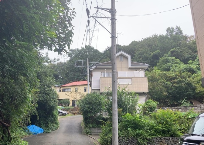 土地の地勢が高台の場合、景色を綺麗にみることができ、景色にこだわってお家探ししている方におすすめです！また平坦地よりも風通しがいいというメリットがあります。デメリットもあるので是非現地でご確認下さい。