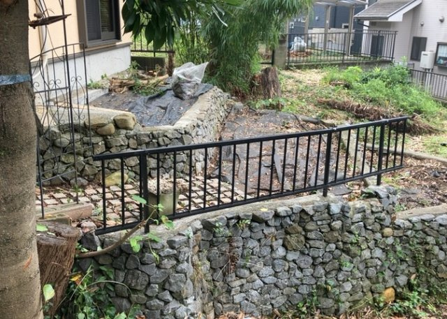庭のある家に住むことのメリットとして、子どもたちの遊び場を確保できること、ガーデニングや家庭菜園を楽しめること、明るさを確保できることがあります。また、配置を工夫することでプライバシーが確保できます。