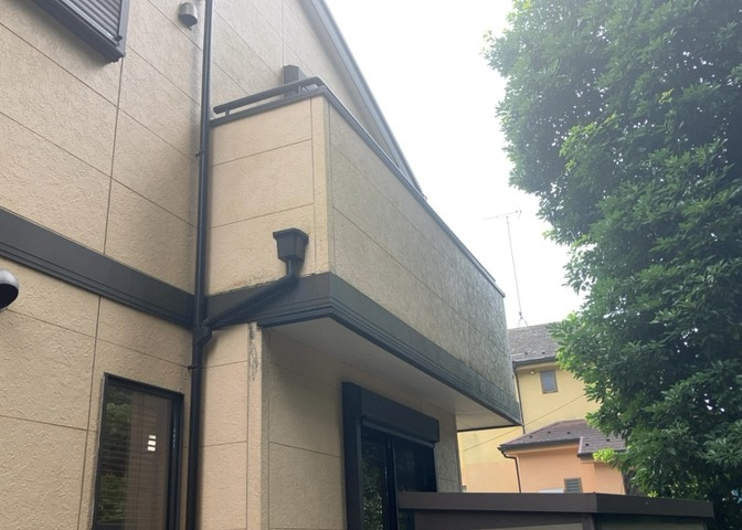 バルコニーは、建物内から室外へ楽に出入りできる便利なスペースです。また、バルコニーには手すりを付けることが義務付けられており、手すりの高さは110cm以上で施工することが建築基準法で定められています。