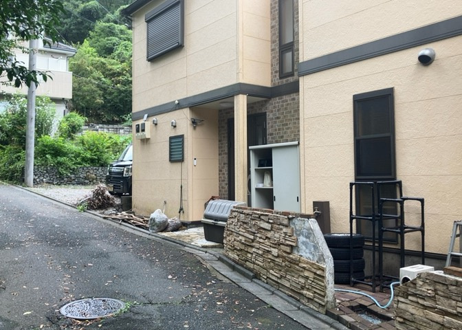住宅用の土地では前面道路に2m以上接していなければならないと法律で定められています。しかし、お持ちの車のサイズやライフスタイルなどにより、2mでは利便が悪い場合もございますので、事前に確認しましょう。
