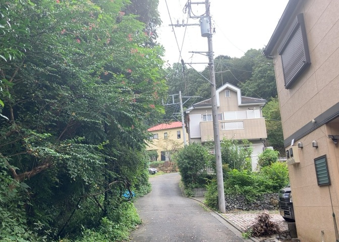 眺望を気にして物件を探す場合、前面に建物が建っていないか現地で確認しましょう！前面に建物があると景色はもちろん、日当たりや風通しにも影響が出てきます。住んだ時のことを想像しながら現地見学をしましょう。